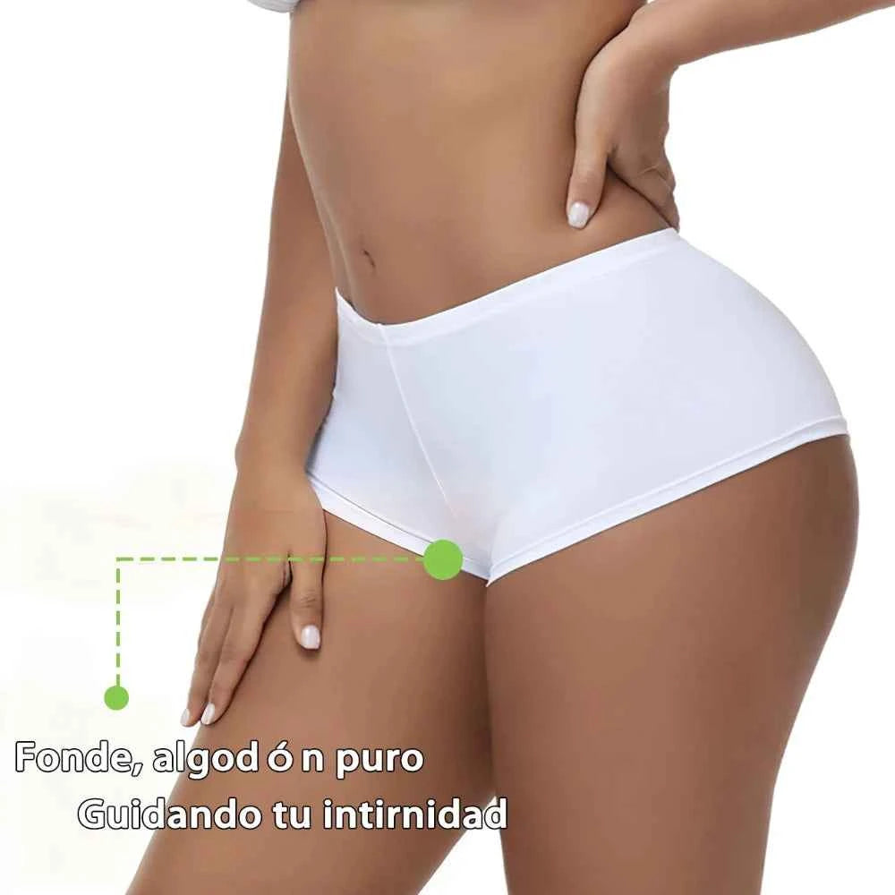 Seamless black boxer briefs from Giczi, made by Corporación Turística, displayed flat to show smooth fabric and fit.