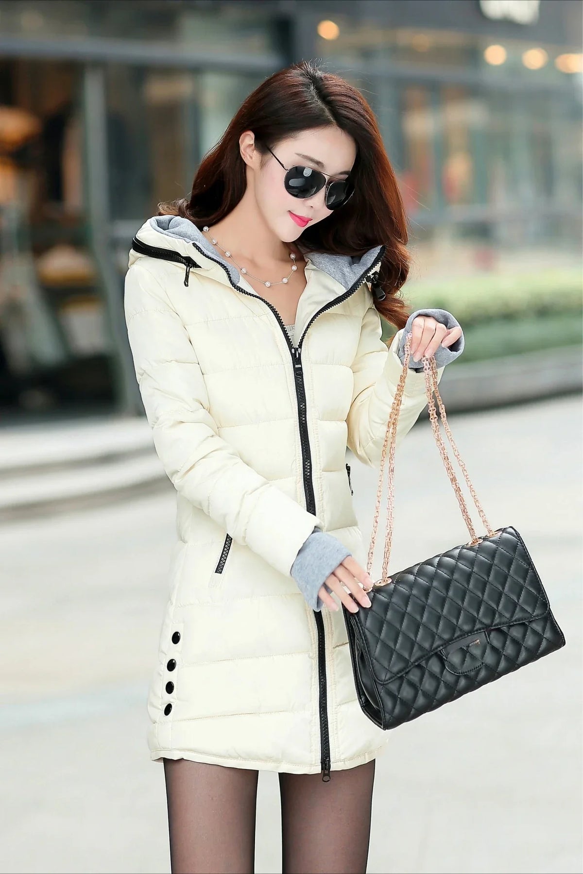 Black casual fashion gloves and fitted jacket for women by Corporación Turística, stylish and comfortable for everyday wear.