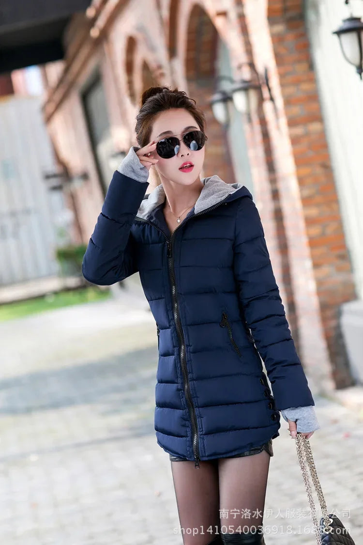 Black casual fashion gloves for women paired with a fitted jacket, stylish accessories from Corporación Turística.