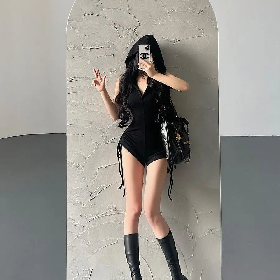 Black Y2K Hot Girl sleeveless hoodie romper with hood and drawstring, casual and trendy fashion from Corporación Turística.