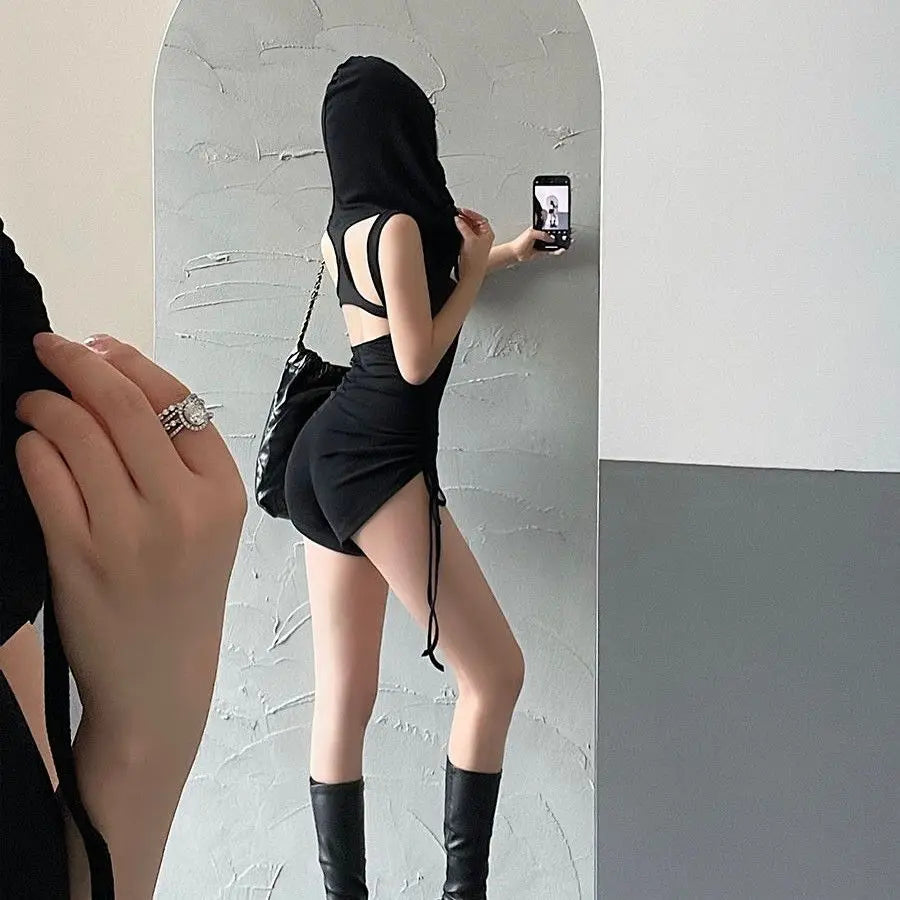 Black Y2K Hot Girl sleeveless hoodie romper with hood and drawstring, casual and trendy fashion by Corporación Turística.