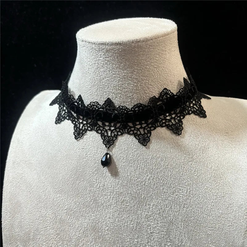 Sexy floral lace collar for women from Corporación Turística, featuring intricate black lace design and elegant floral details.