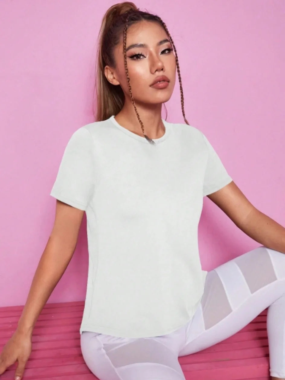 Black women’s yoga outfit with summer sports t-shirt from Corporación Turística, featuring a comfortable fit and athletic style.