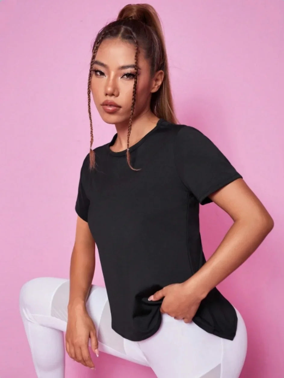 Black women's yoga suit featuring a summer sports t-shirt from Corporación Turística, ideal for active wear and yoga practice.