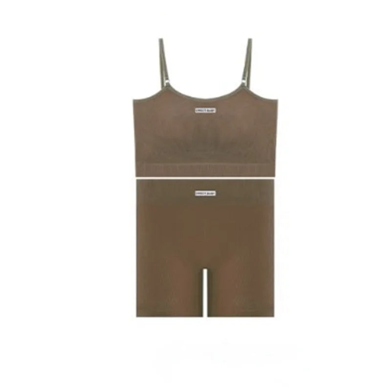 Señora usando chaleco deportivo sin costuras de Corporación Turística en color blanco, ideal para entrenamiento y actividades físicas.
