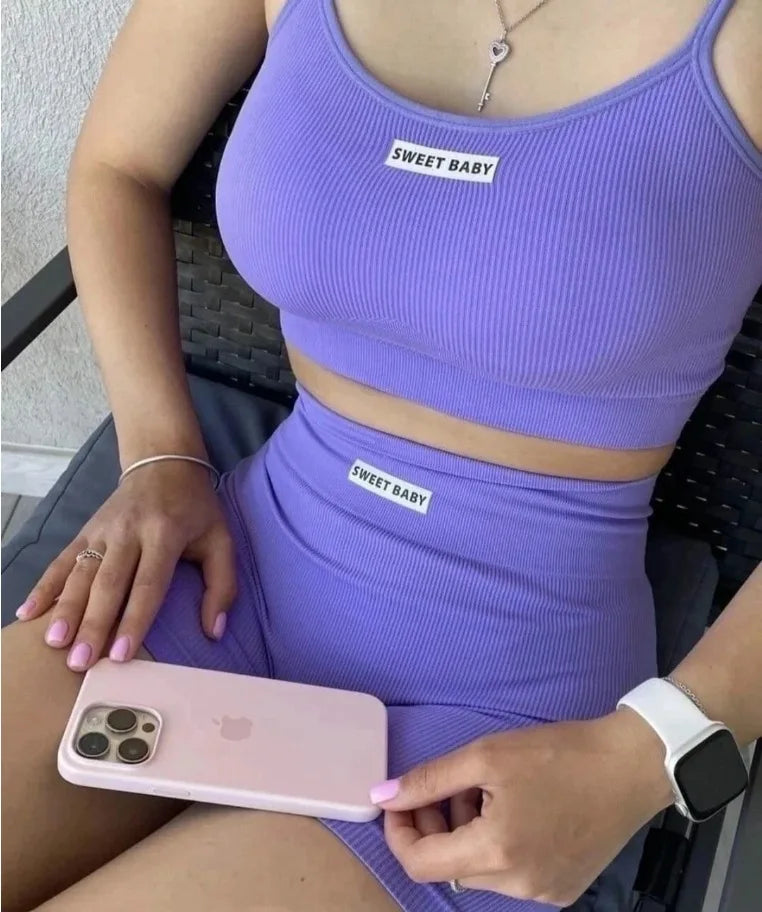 Se muestra un chaleco deportivo sin costuras de la marca Corporación Turística en color blanco para entrenamiento en talla 40-70kg