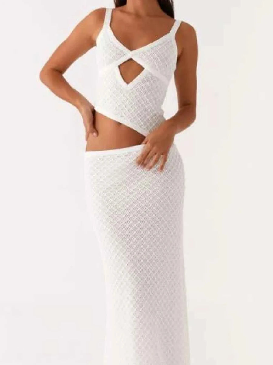 Vestido largo recortado para mujer, de color blanco, de la marca Corporación Turística, con estilo moderno y elegante.
