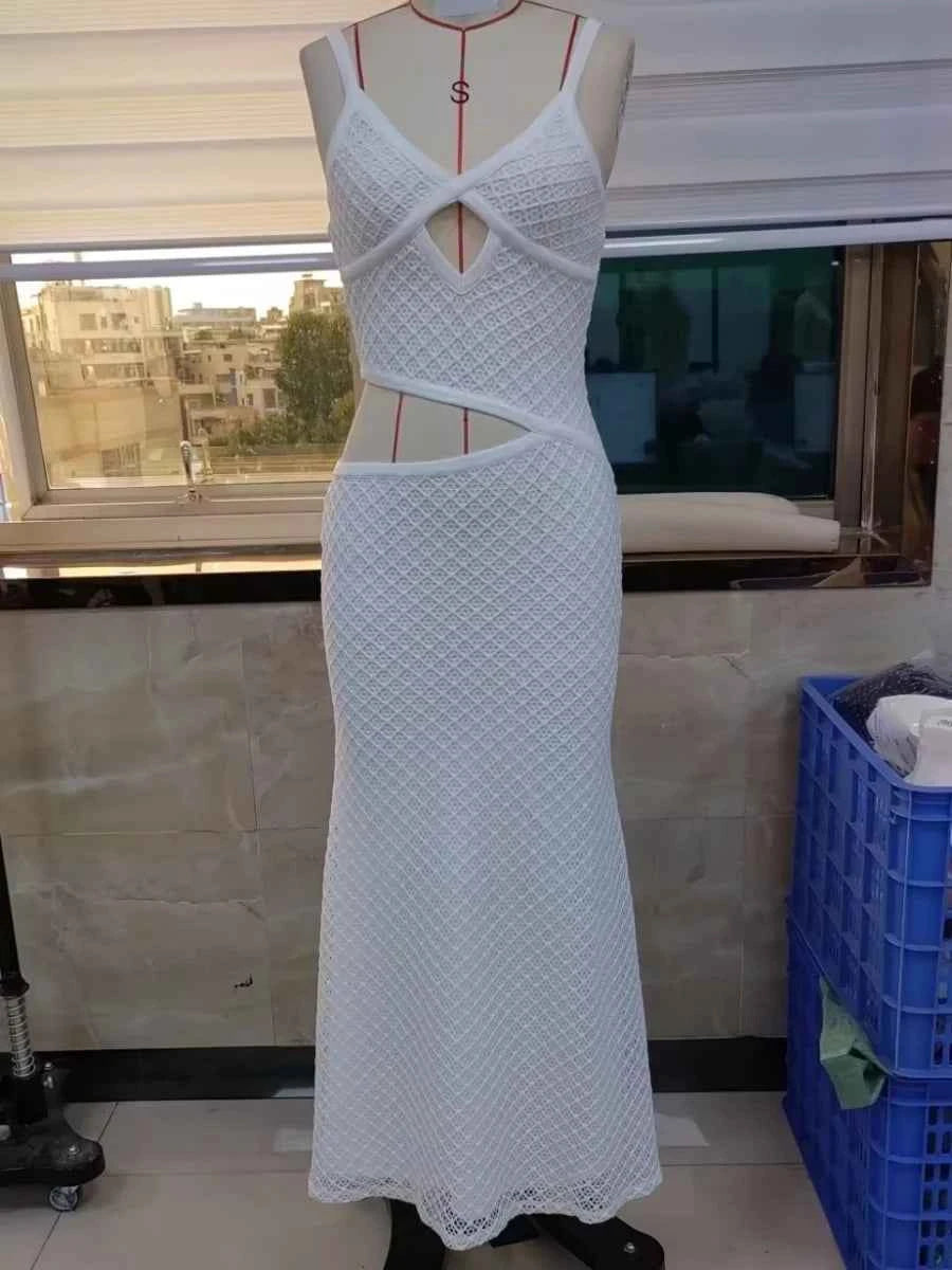 Vestido largo recortado de moda para mujer en color blanco, de la marca Corporación Turística, con diseño elegante y moderno.