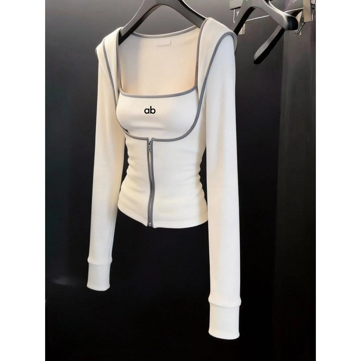 White women's yoga set with cardigan and matching leggings, featuring a comfortable fit and soft fabric from Corporación Turística.