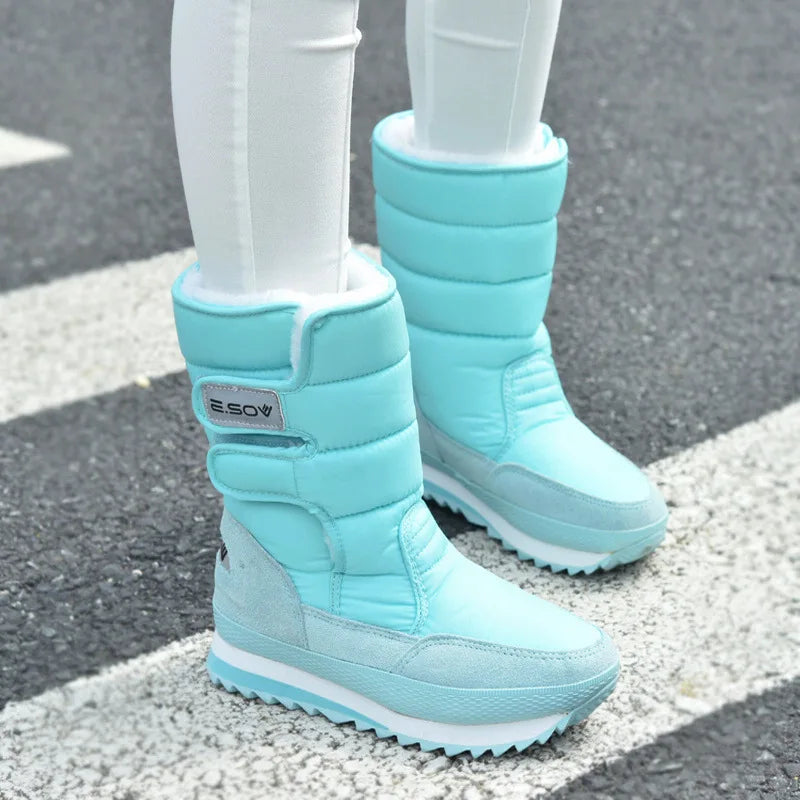Thick winter snow boots for women in blue from Corporación Turística, featuring insulated design for cold weather comfort.