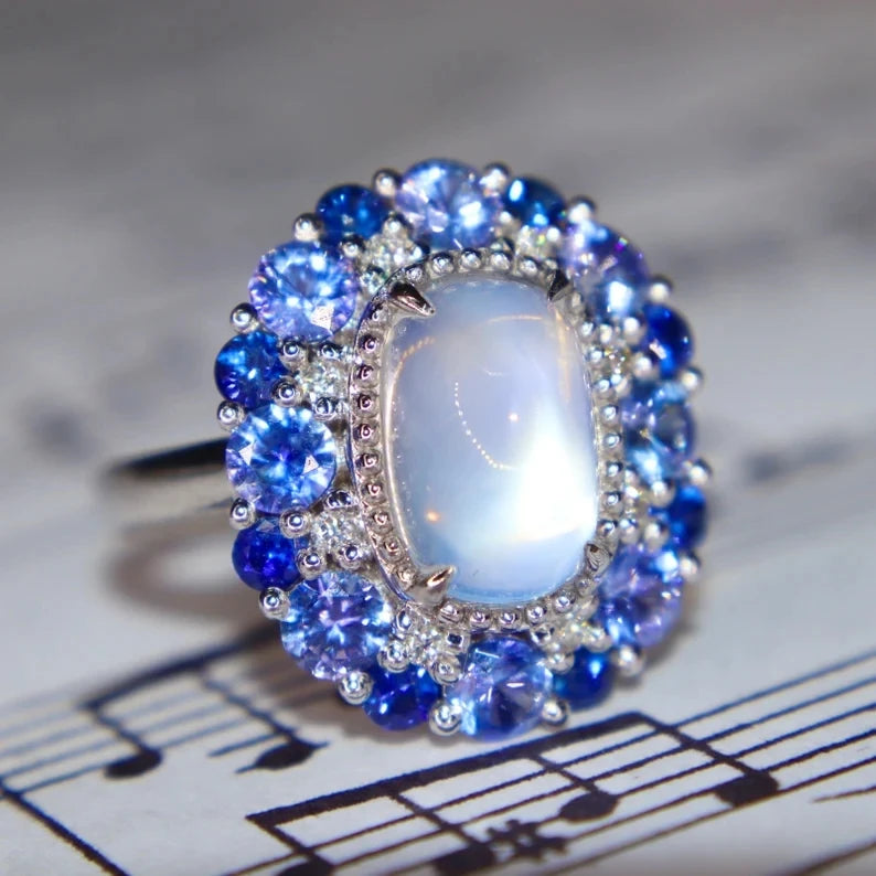 Lujoso anillo de cóctel Butterfly de Corporación Turística con topacio azul, brillante y elegante, en exhibición.