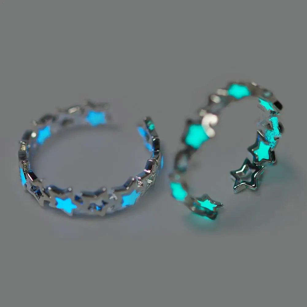 Luminosos anillos de estrella hueca para mujeres y hombres, con diseño azul brillante y estilo moderno, en imagen de Corporación Turística.