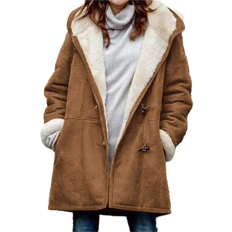 Nuevo abrigo de mujer para otoño e invierno 2026 de Corporación Turística, con capucha y diseño moderno, en talla XXL.