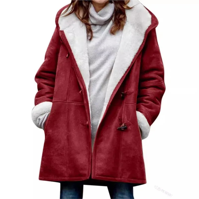Nuevo abrigo de mujer para otoño e invierno 2026 de Corporación Turística, con capucha y diseño moderno, en color gris.