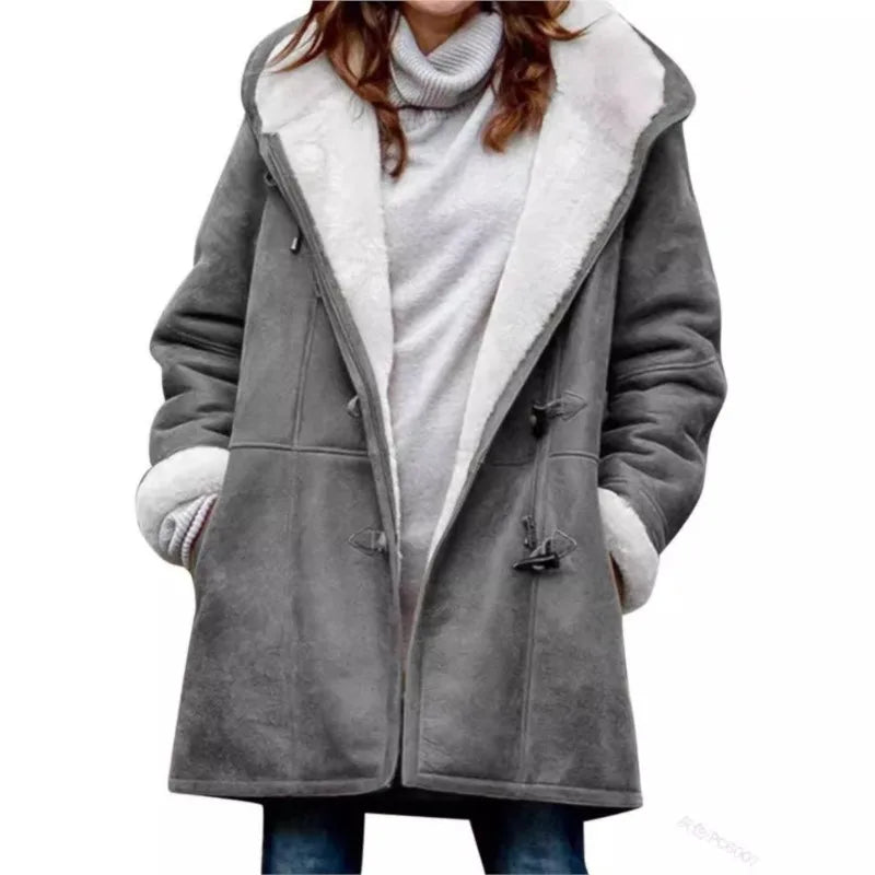 Nuevo abrigo de mujer para otoño e invierno 2026 con capucha, en color negro, de la marca Corporación Turística.