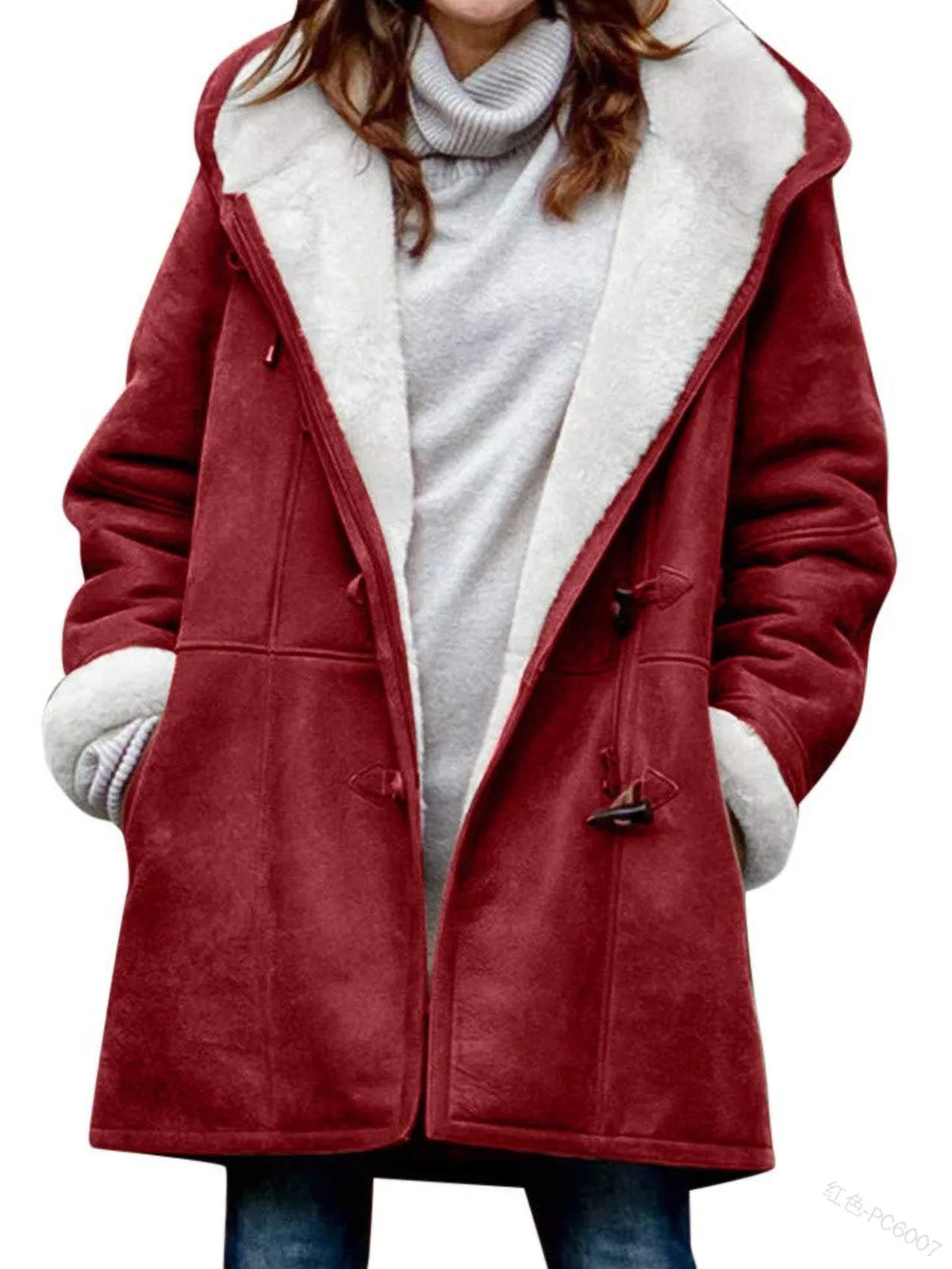 Nuevo abrigo de mujer para otoño e invierno 2026 con capucha, en color gris, de la marca Corporación Turística, con cierre y bolsillos.