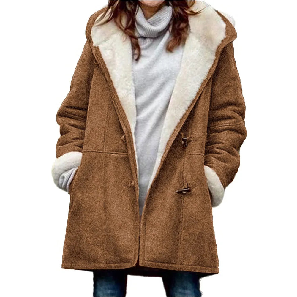 Nuevo abrigo de mujer para otoño e invierno 2026 con capucha, en color negro, diseñado por Corporación Turística.