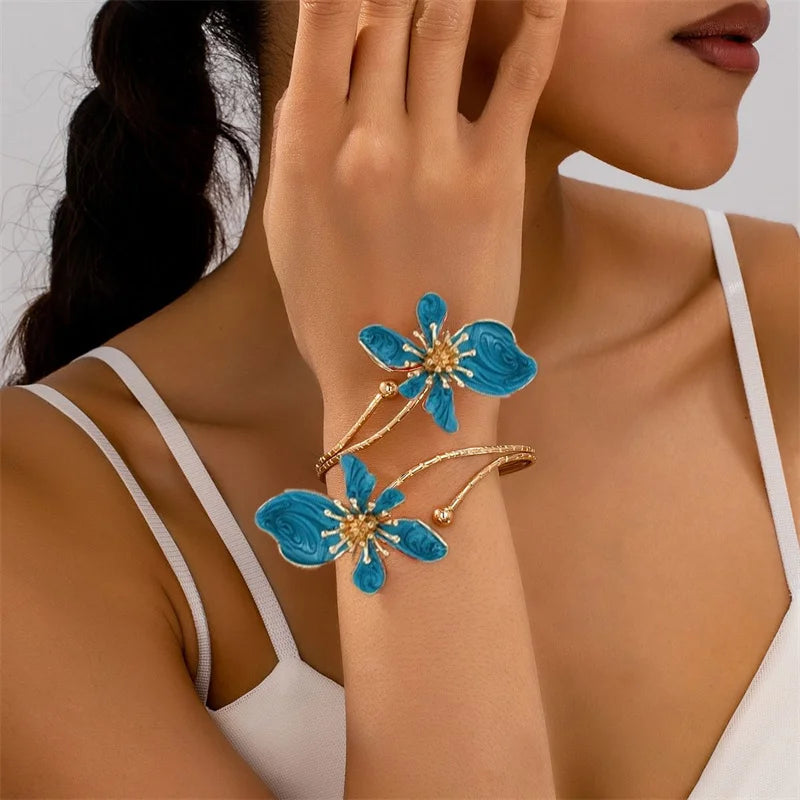 Bohemian floral enamel bracelet for women with colorful flower designs, crafted by Corporación Turística.