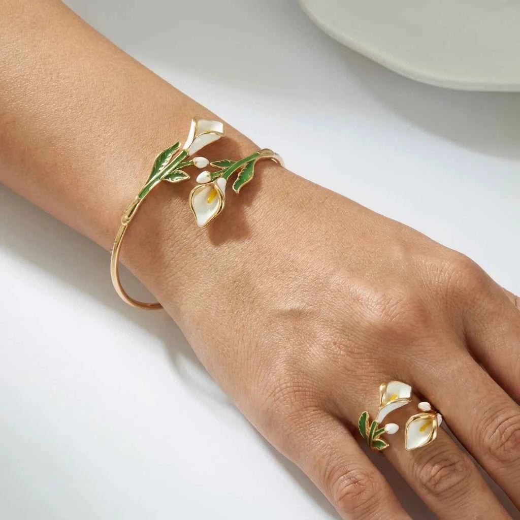 Open lily calla vine jewelry set featuring a ring and bracelet from Corporación Turística, displayed on a neutral background.