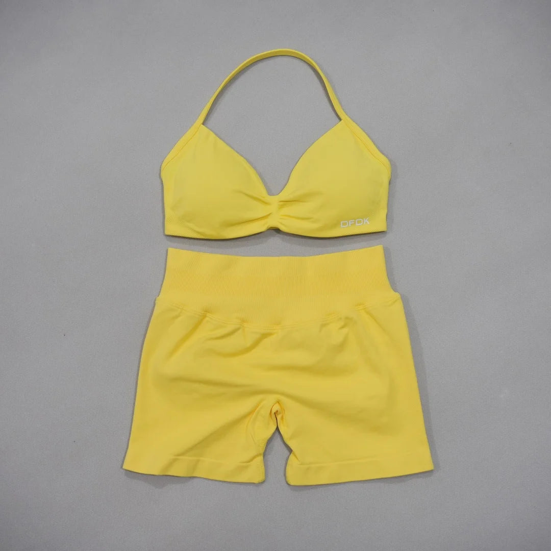 Conjunto deportivo de 2 piezas para mujer DFDK en color marrón, incluye sujetador y pantalones deportivos, de Corporación Turística.