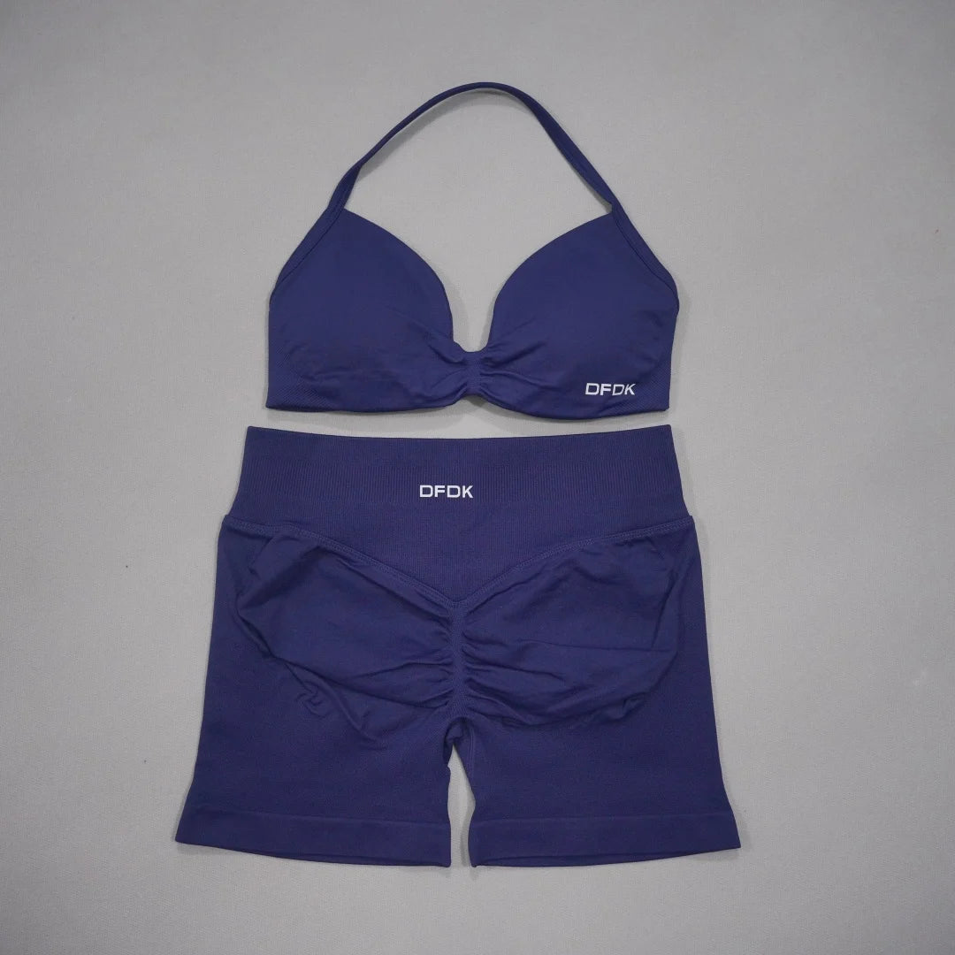 Conjunto deportivo de 2 piezas para mujer en color marrón, incluye sujetador y pantalones deportivos de Corporación Turística.
