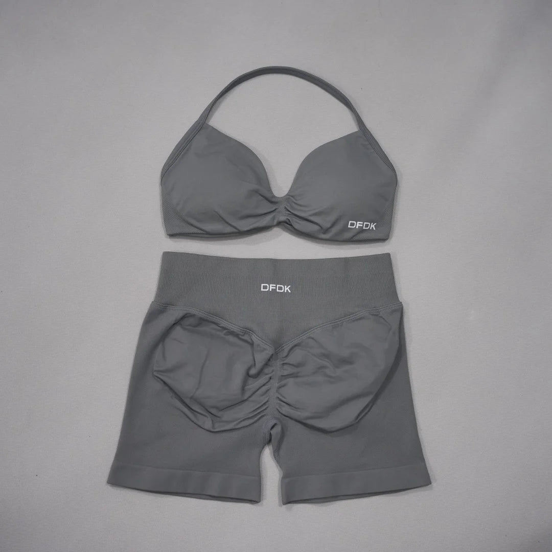 Conjunto deportivo de 2 piezas para mujer en color marrón, incluye sujetador y pantalones deportivos de Corporación Turística.