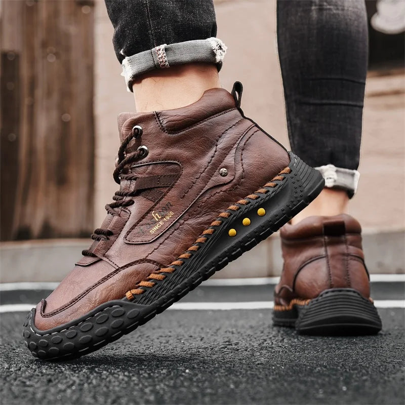 Hand-stitched men's casual fashion boots in tan leather from Corporación Turística, featuring a stylish design and comfortable fit.