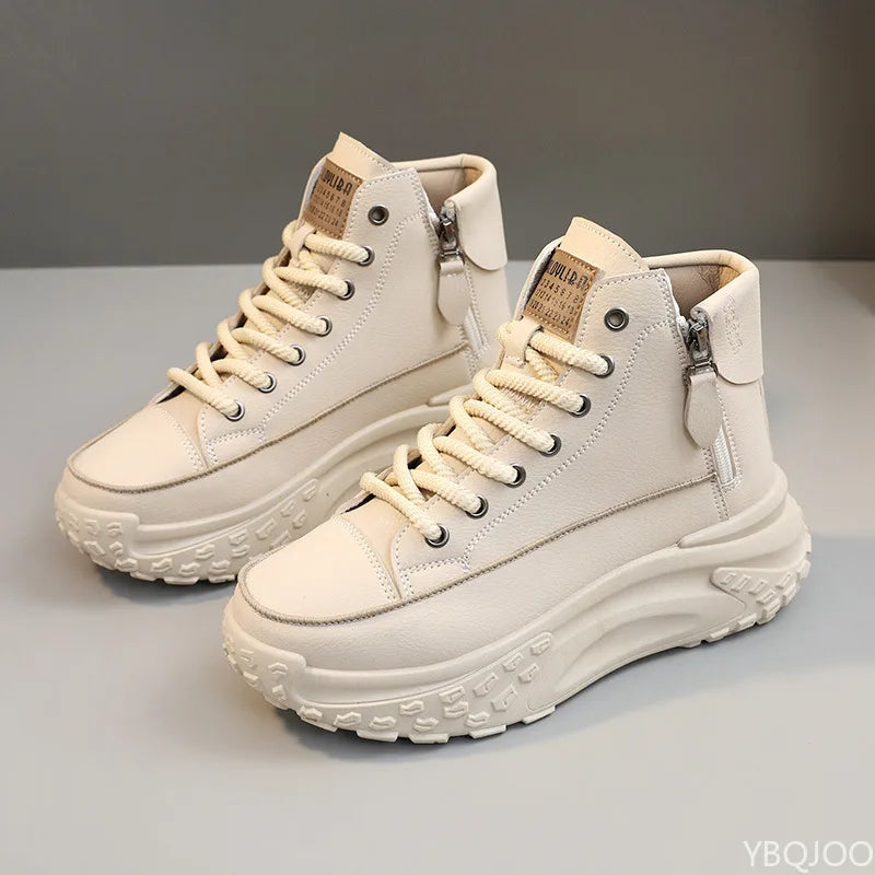 Nuevos zapatos altos de moda en color caqui de la marca Corporación Turística, con diseño versátil y elegante para mujer.