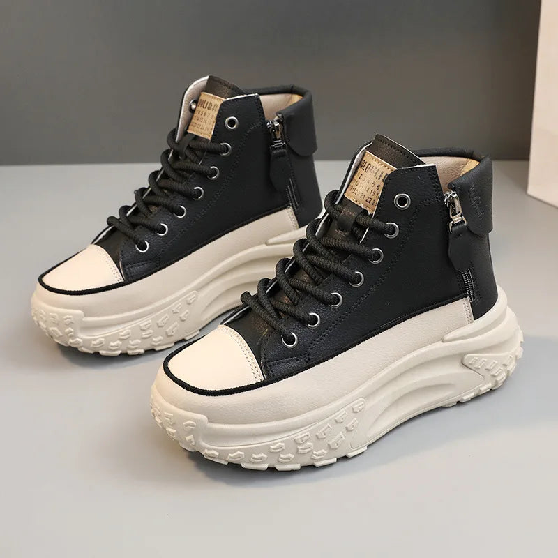 Nuevos zapatos altos de mujer en color caqui, versátiles y a la moda, de la marca Corporación Turística, en primer plano.