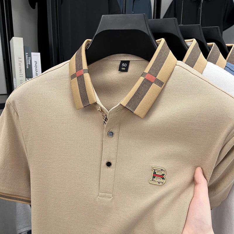 Caqui polo clásico de marca original para hombre con insignia, elegante y cómoda, por Corporación Turística.