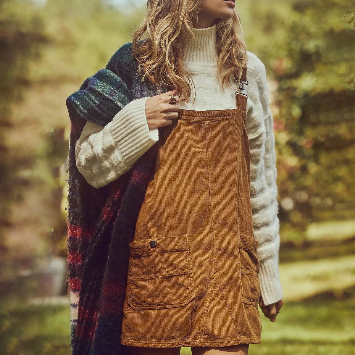 Caqui linen dress with straight bib for women, featuring a relaxed fit and classic style by Corporación Turística.