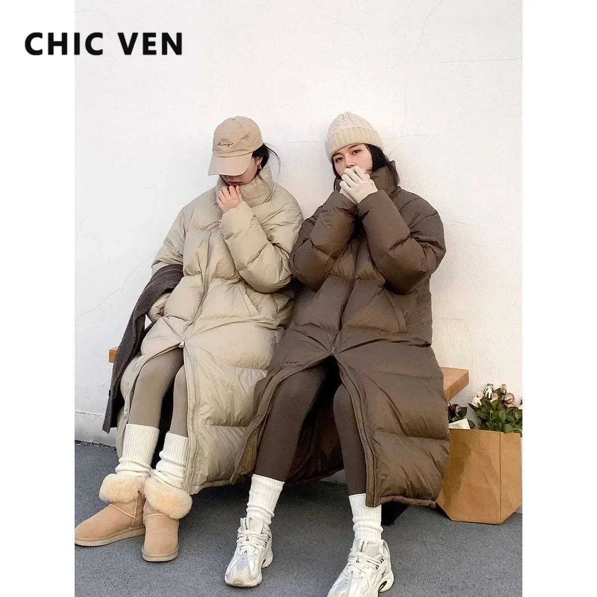 White women's duck down puffer coat from CHIC VEN by Corporación Turística, shown on a model with a high collar and stylish fit.