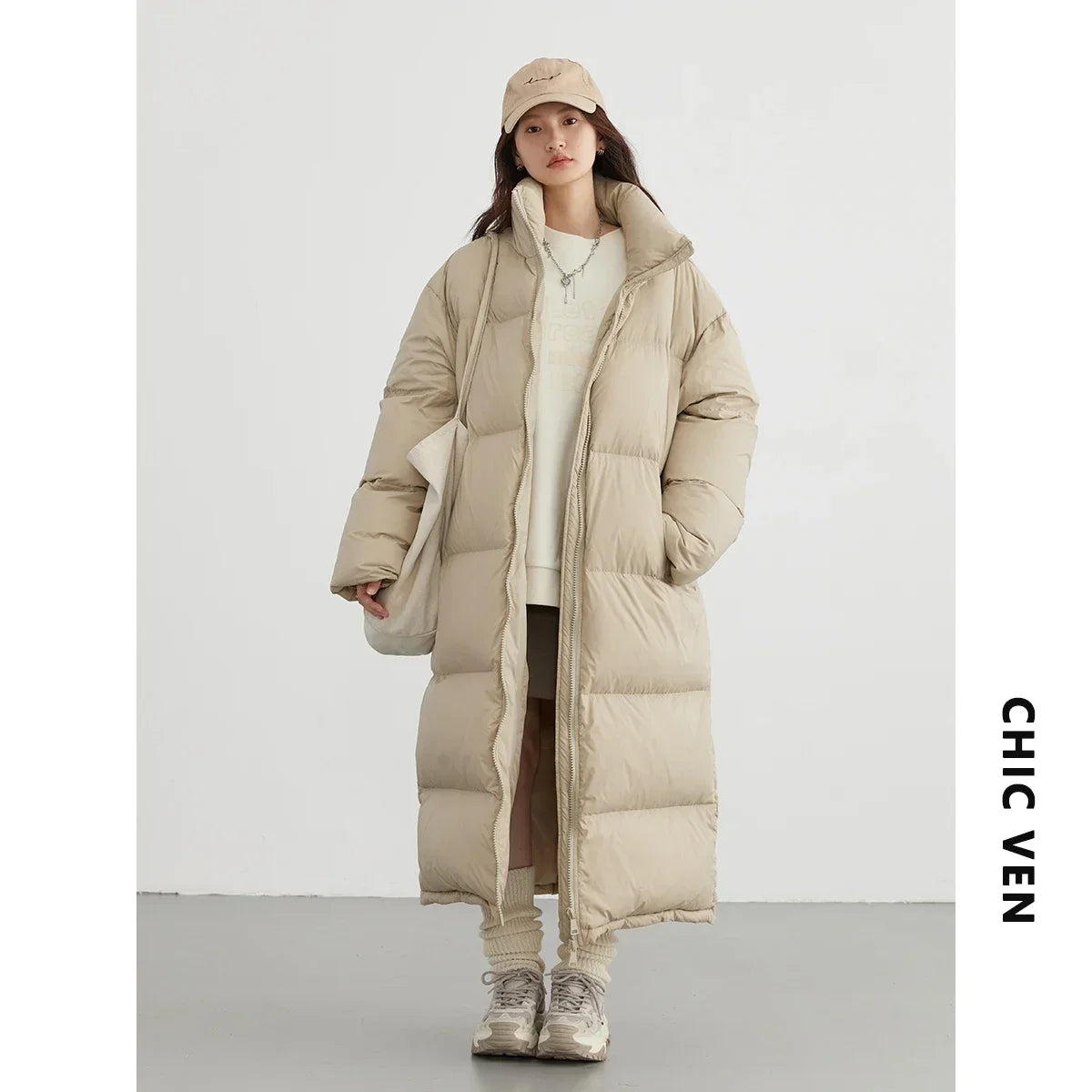Chic VEN white duck down winter coat for women, stylish puffer jacket with a high collar, from Corporación Turística.