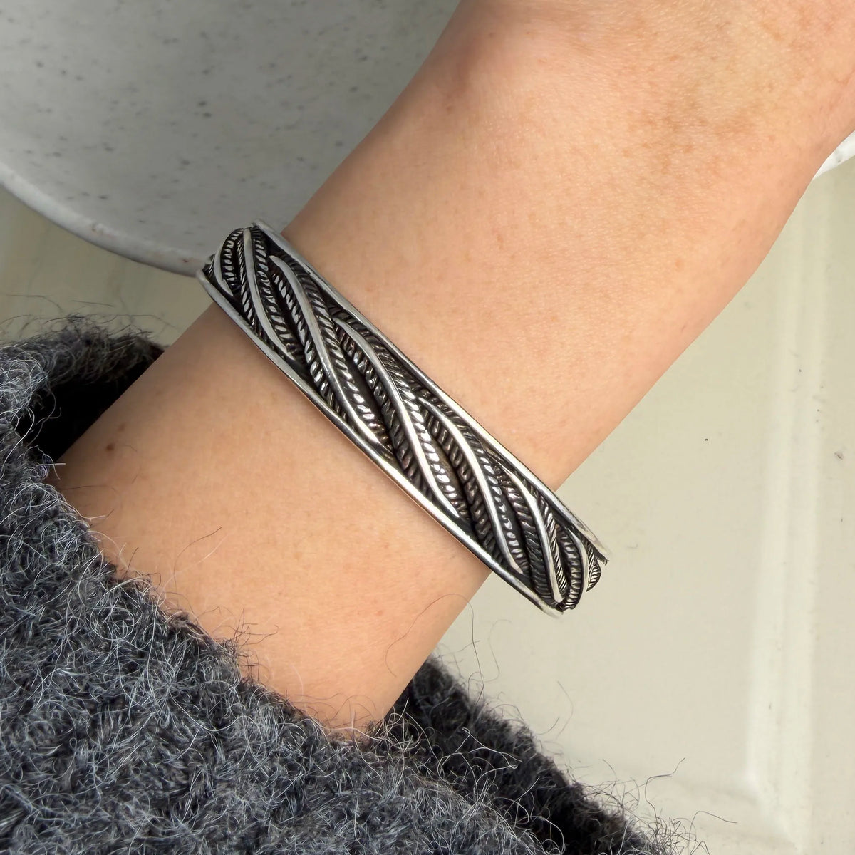 Sterling silver 925 retro bracelet for women, solid and stylish, featuring intricate design details, by Corporación Turística.