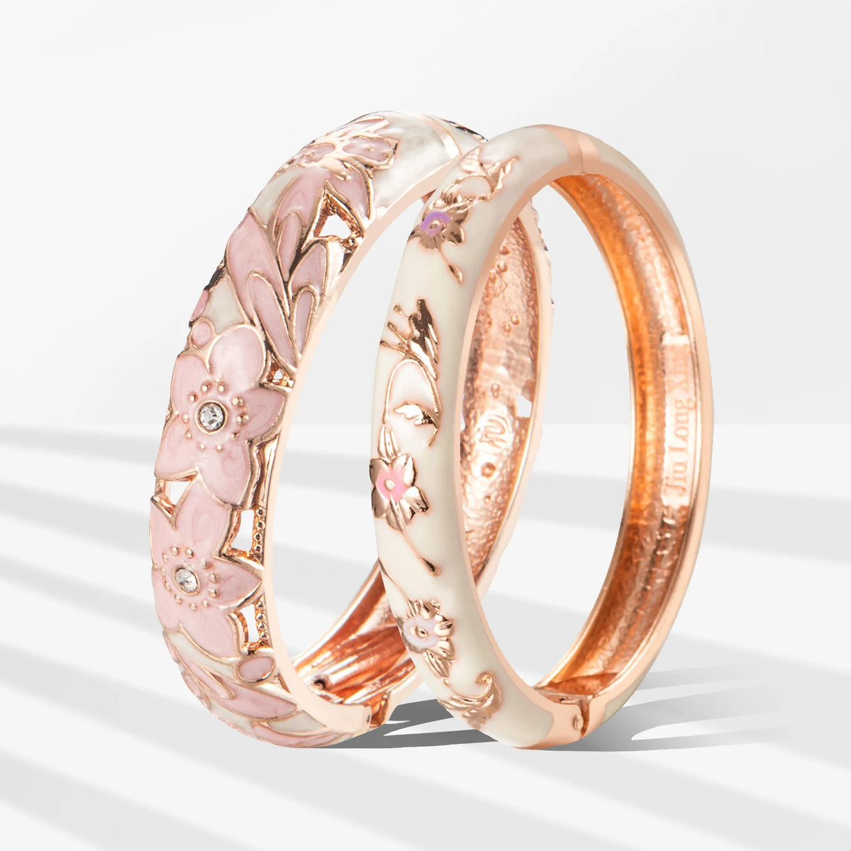 Doble esma bracelet set for women featuring intricate metal designs, showcasing two matching bracelets in a stylish jewelry set.