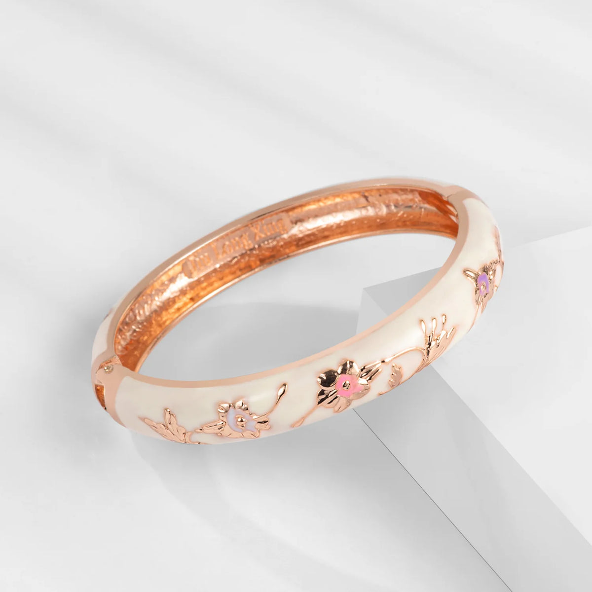Doble esma bracelet set for women featuring intertwined silver-tone bangles with decorative details, stylish jewelry accessory.