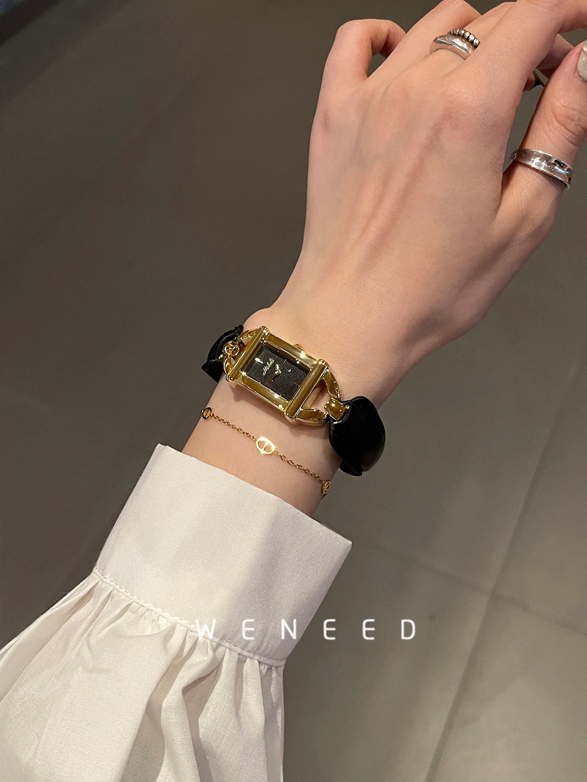 Luxury retro women's wristwatch from Corporación Turística with a classic design and elegant features.