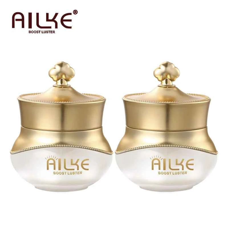 Crema facial AILKE antiarrugas y blanqueadora con colágeno, de Corporación Turística, en envase blanco y tamaño medio.