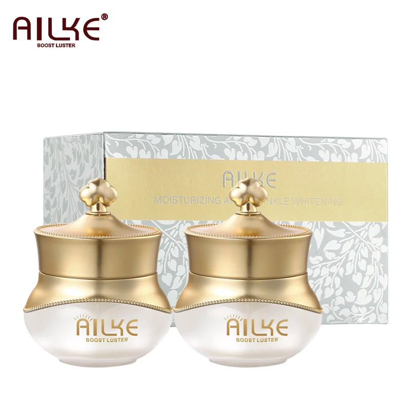 Crema facial AILKE Corporación Turística con colágeno, antiarrugas y blanqueadora, en frasco con tapa blanca y envase elegante