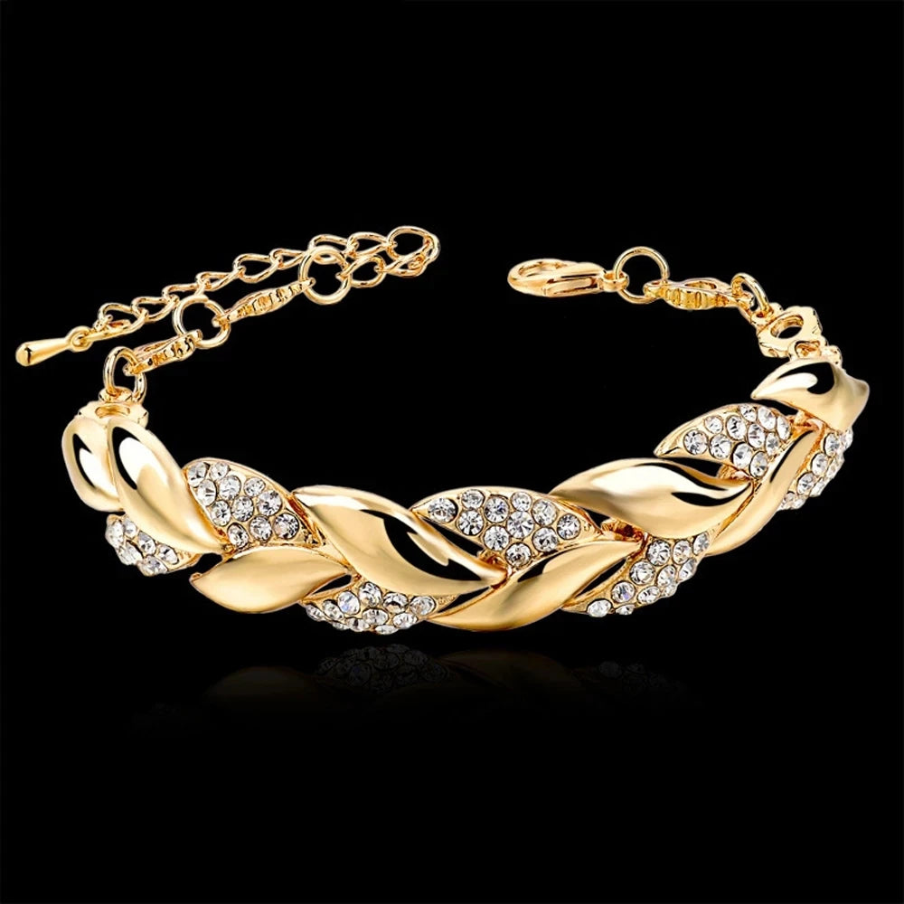 Elegant silver 925 bracelet with llama design, crafted by Corporación Turística, showcasing intricate jewelry details.