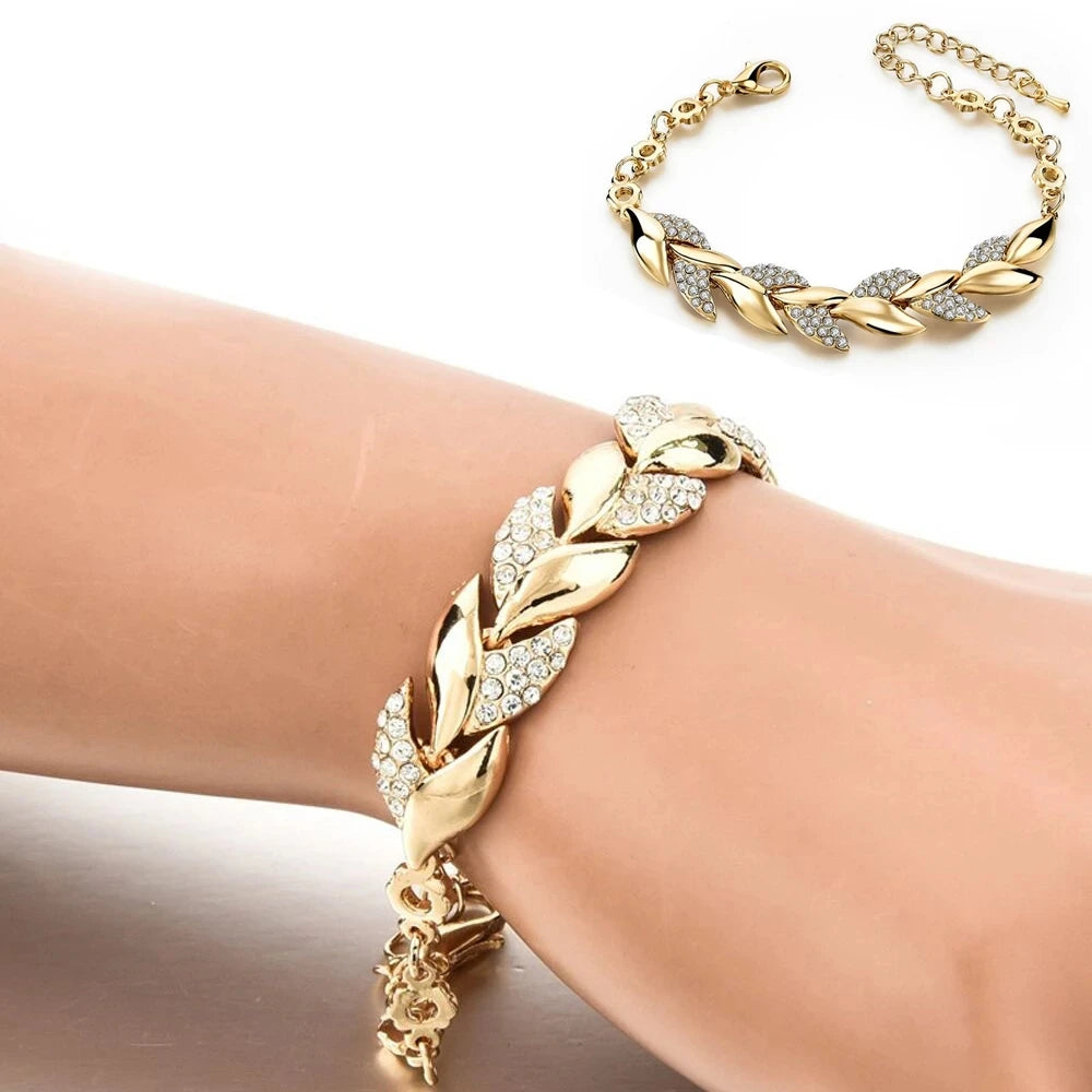 Elegant 925 sterling silver bracelet with llama design, showcasing intricate craftsmanship and stylish jewelry from Corporación Turística.