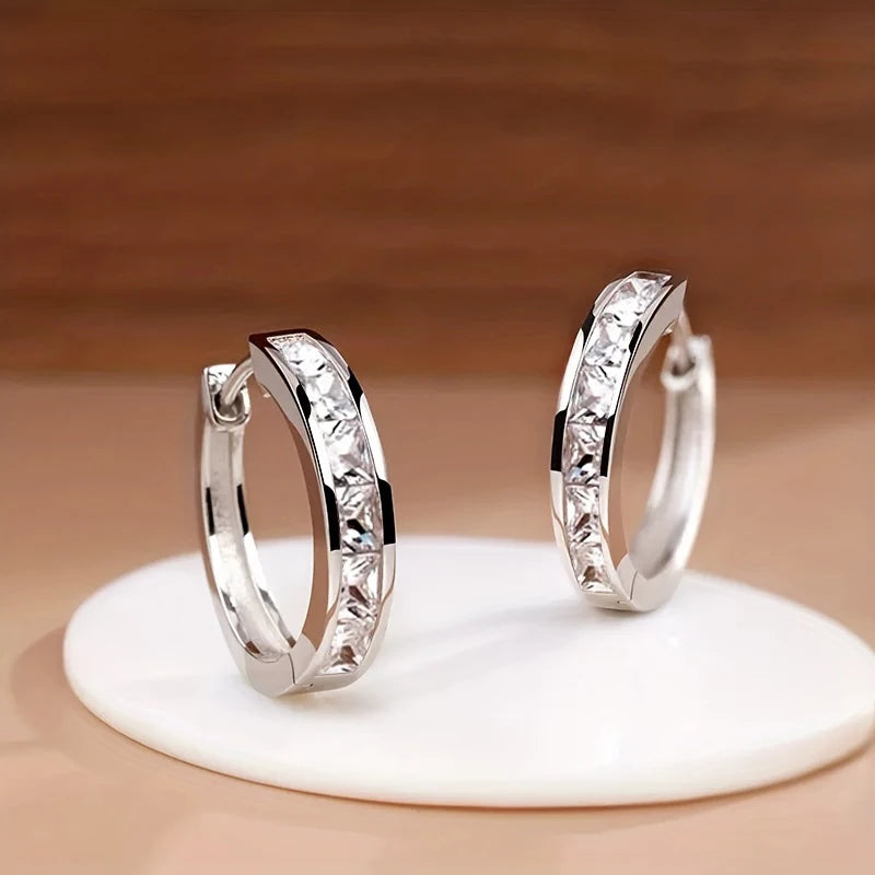 Gold hoop earrings for women featuring a classic design, showcasing the elegant style of Huitan by Corporación Turística.