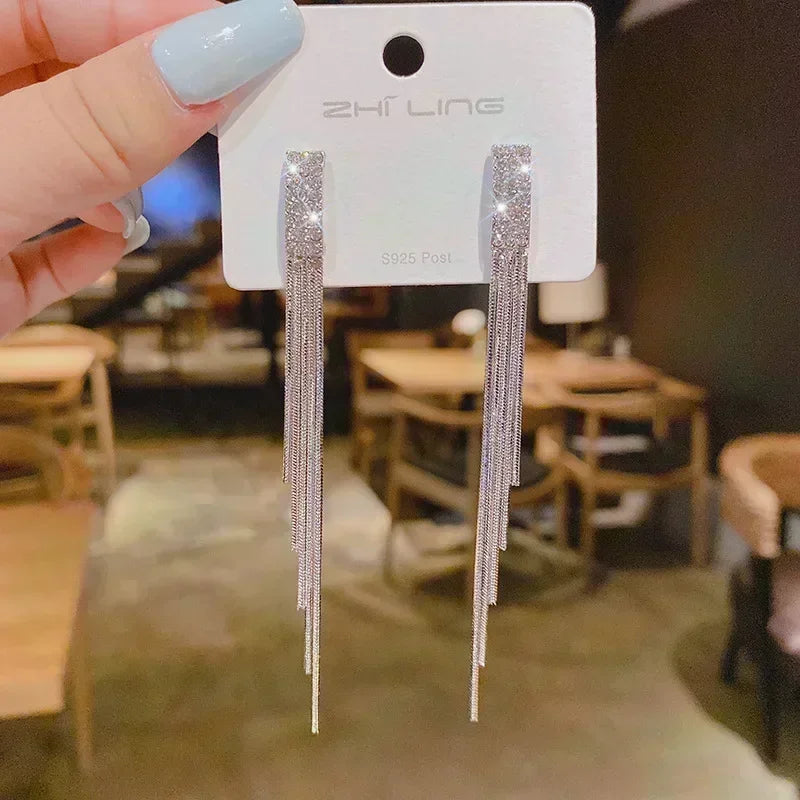 Elegant square earrings with brown crystal zirconia stones, showcasing a stylish jewelry design from Corporación Turística.