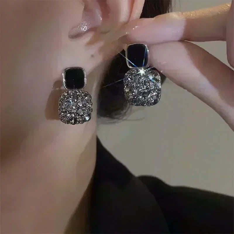 Square crystal zirconia earrings with brown stones, stylish jewelry accessory from Corporación Turística.