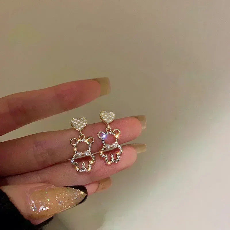 Square crystal zirconia earrings in a warm brown color, stylish jewelry accessory from Corporación Turística.