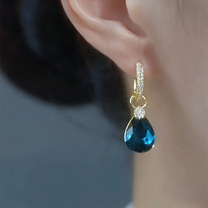Exquisitos pendientes colgantes de cristal en forma de go con diseño elegante, perfectos para ocasiones especiales.