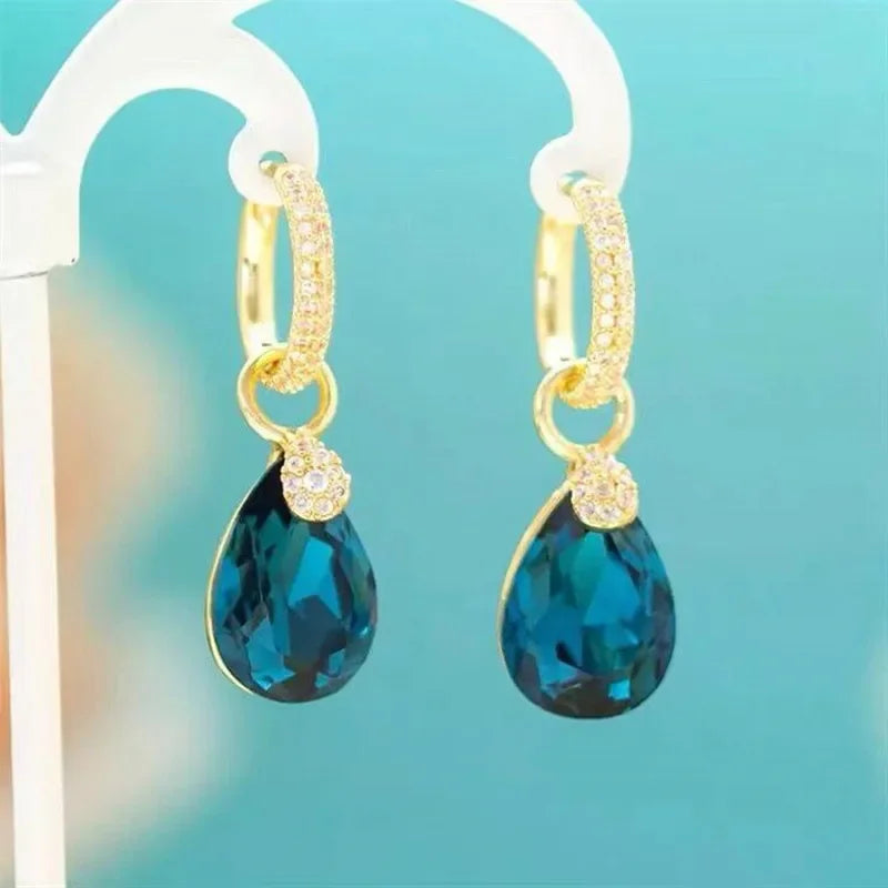 Exquisitos pendientes colgantes de cristal en forma de gota, con acabado brillante, diseñados por Corporación Turística.