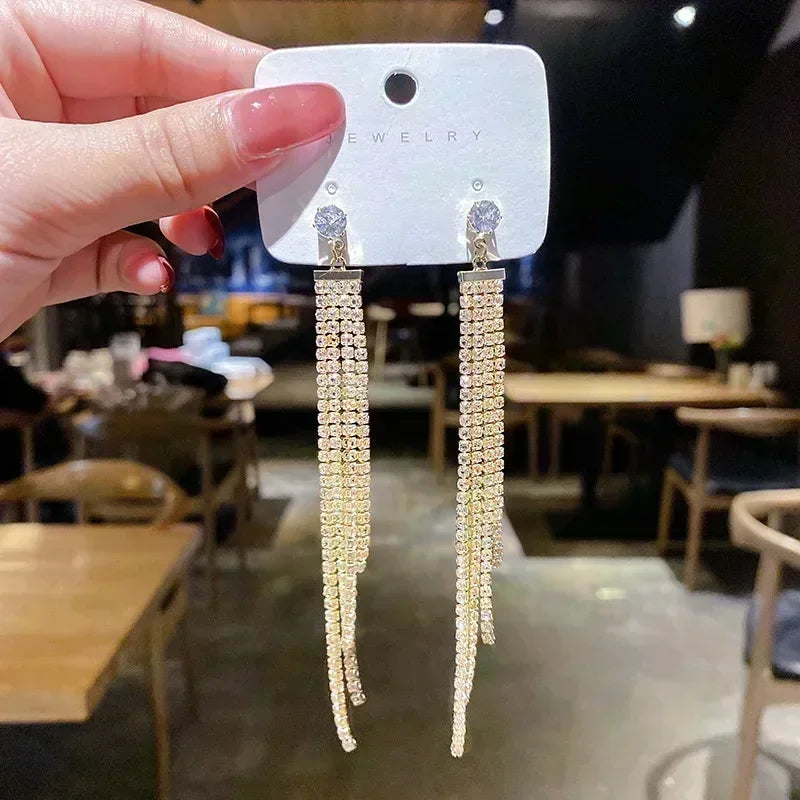 Exquisitos pendientes colgantes de cristal en forma de gota, en color blanco, diseñados por Corporación Turística.