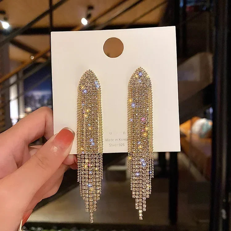 Exquisitos pendientes colgantes de cristal en forma de gota, elegantes y transparentes, diseñados por Corporación Turística.
