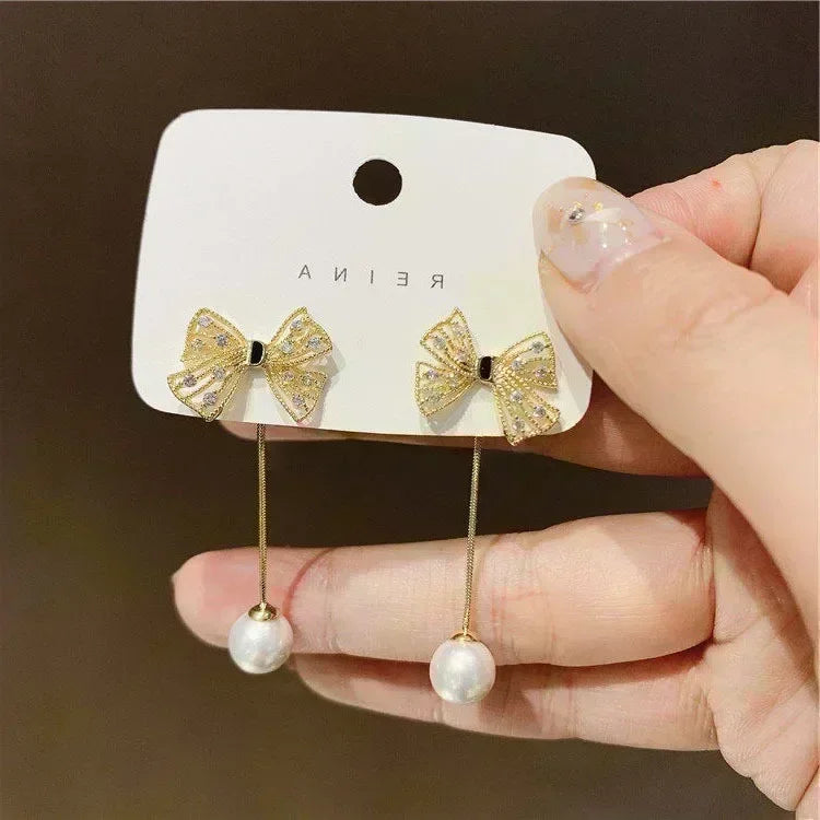 Exquisitos pendientes colgantes de cristal en forma de gota, estilo elegante, en color blanco, diseñados por Corporación Turística.